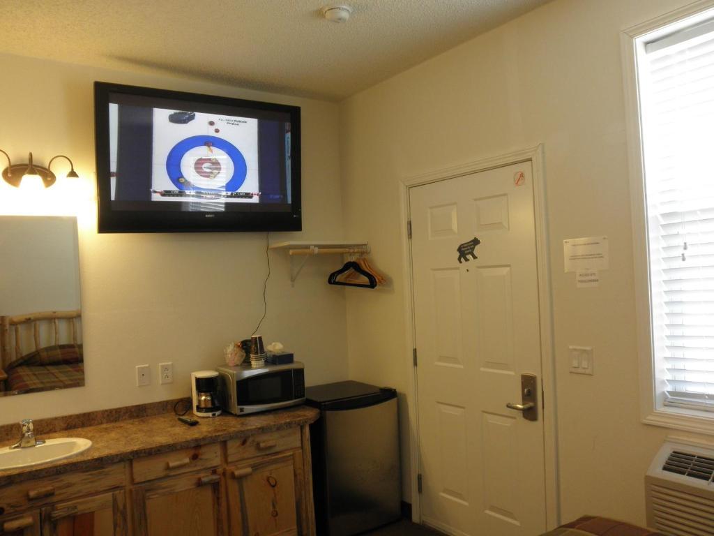 Bear'S Den Lodge Shaunavon Экстерьер фото