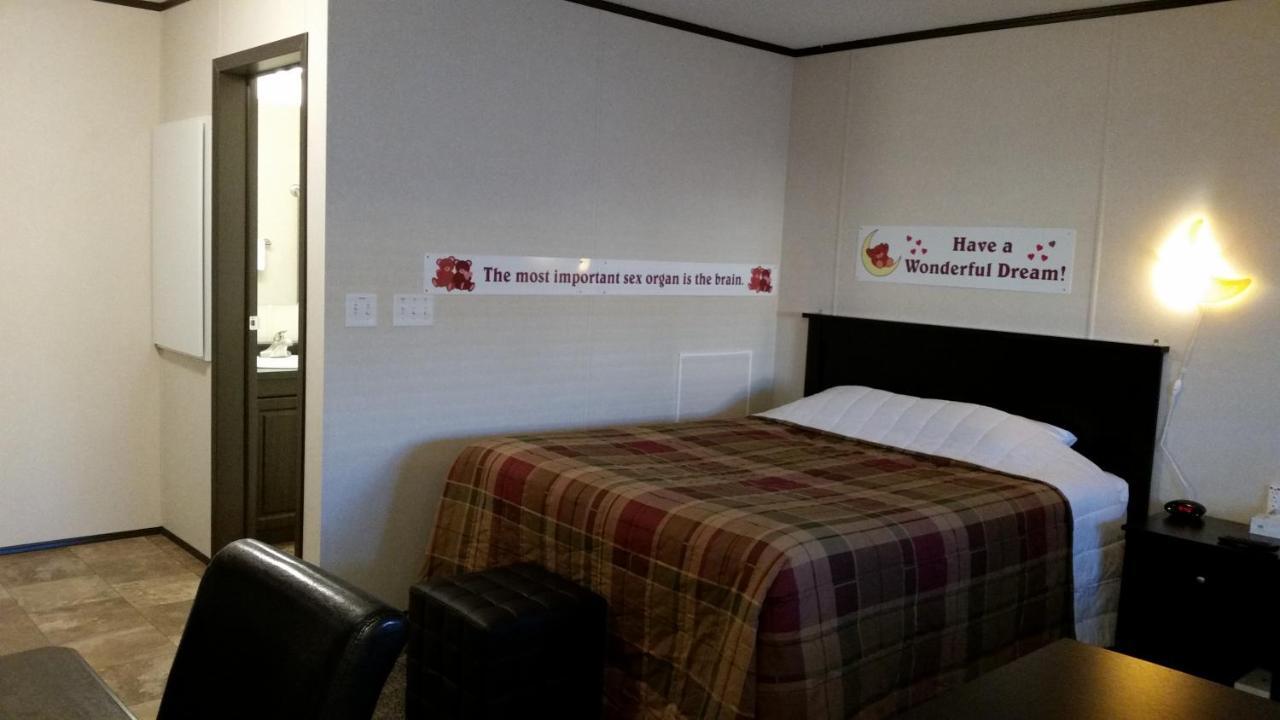 Bear'S Den Lodge Shaunavon Экстерьер фото